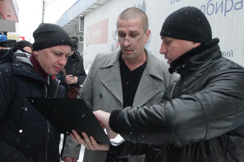 Фото Владелец незаконного павильона из Челябинска, устроивший потасовку с полицейскими, арестован на семь суток