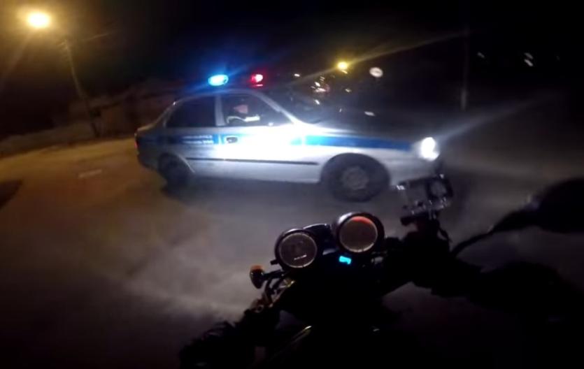 Фото В Миассе пьяный мотоциклист, уходя от погони, врезался в машину ГИБДД