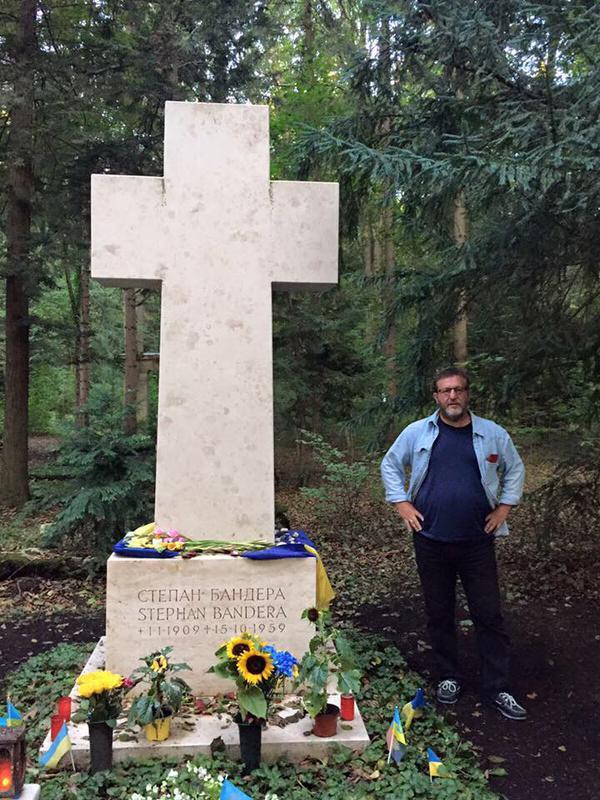 Фото Бывший российский приватизатор Альфред Кох отметил день независимости Украины на могиле Степана Бандеры