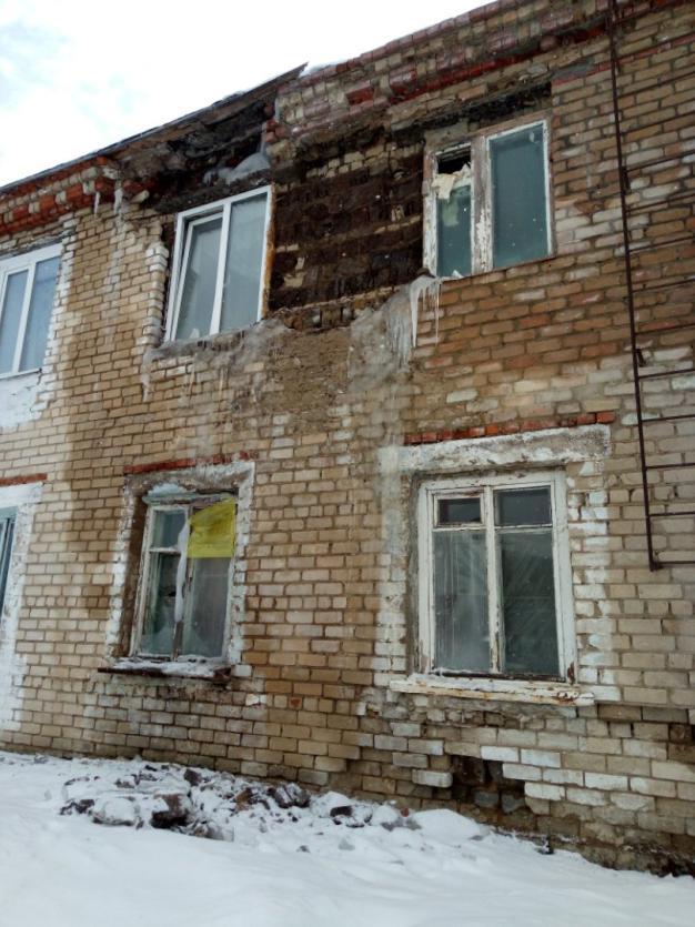 Фото В Катав-Ивановске начал разрушаться аварийный дом 