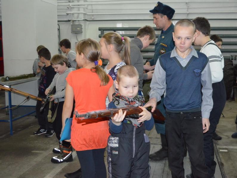 Фото В пожарной части Магнитогорска развернулись выставка пожарной техники и музей военного оружия