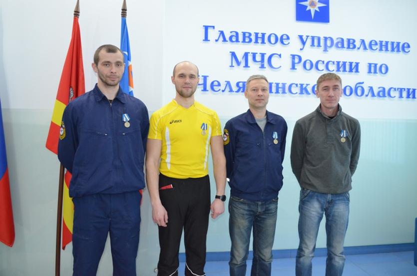 Фото Они – лучшие: четырем челябинским спасателям вручили медали МЧС России 