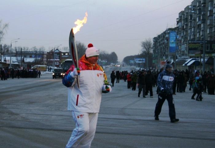 Фото Южноуральский депутат пробежал свой этап эстафеты олимпийского огня в валенках