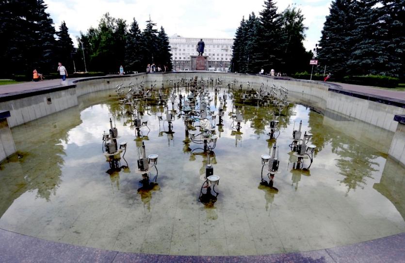 Фото Под боком у городской администрации зацвел главный фонтан Челябинска