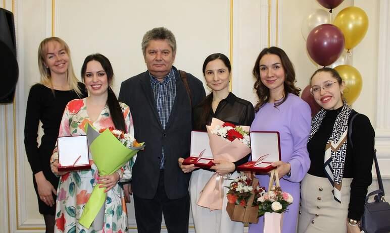 Фото Сотрудникам Челябинского театра оперы и балета вручили премии Законодательного собрания