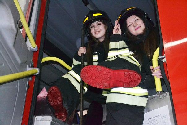 Фото Челябинские девочки-пожарные показали для Шнура свои лабутены