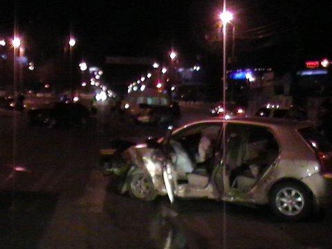 Фото В центре Челябинска столкнулись три авто: пострадали двое (ВИДЕО)
