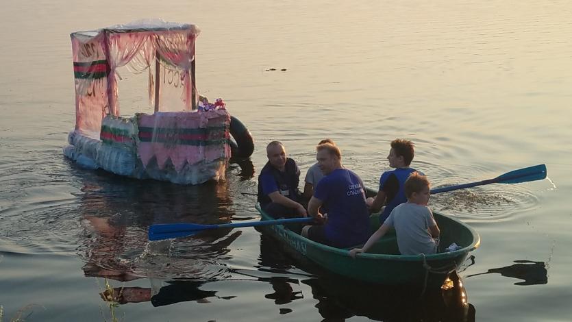 Фото В Озерске подростки отправились в плавание на самодельной лодке, сооруженной из пластиковых бутылок