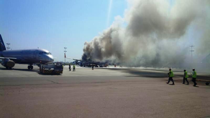 Фото В Москве жара: сгорели автобус и самолет