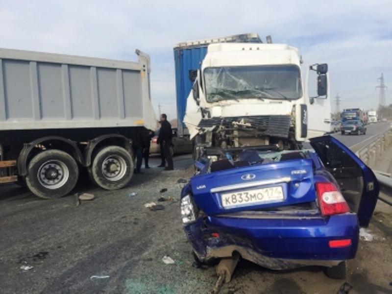 Фото На трассе Челябинск-Новосибирск грузовик едва не раздавил три легковушки