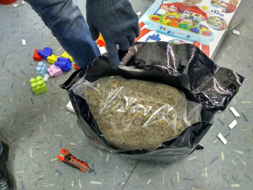 Фото В Челябинск завезли 26 килограммов наркотиков под видом детских игрушек