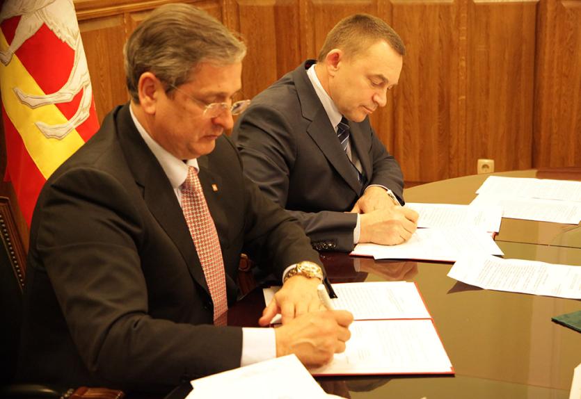 Фото Южноуральский бизнесомбудсмен подписал соглашение о сотрудничеств с Управлением ФНС по Челябинской области