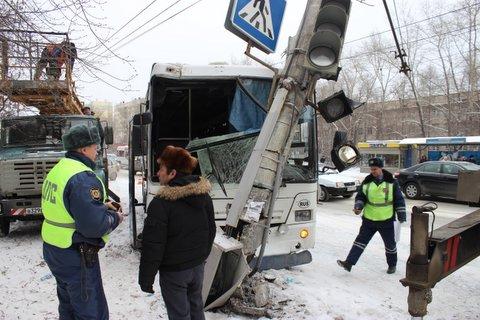 Фото В Челябинске автобус с пассажирами угодил в столб. ФОТО