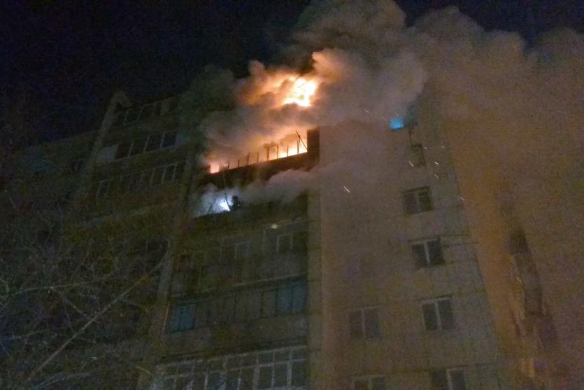 Фото В ночном пожаре в Челябинске два человека погибли, спасено - 20