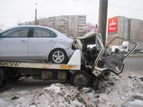 Фото В Челябинске эвакуатор после столкновения с ВАЗом угодил в электроопору: пассажир лишился ноги ФОТО
