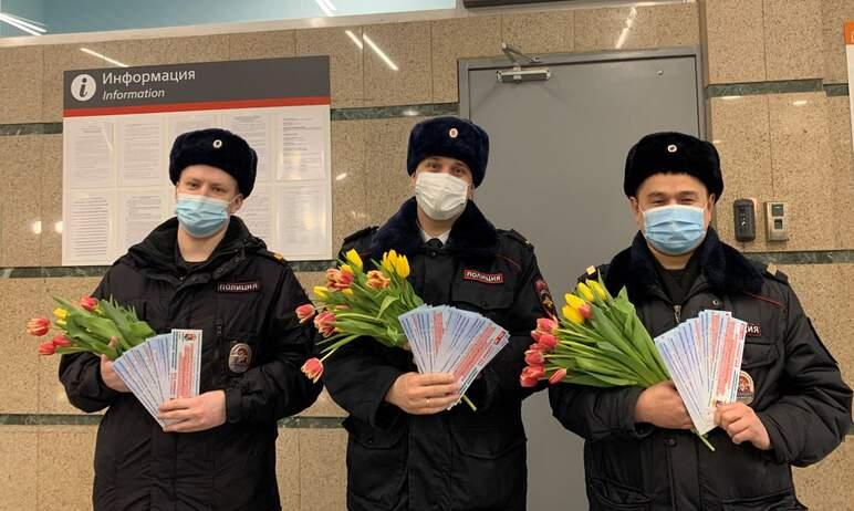Фото На Челябинском вокзале «цветочный патруль» поздравил женщин с 8 марта