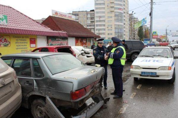 Фото В Челябинске из-за столкновения двух грузовиков пострадала беременная женщина и 6 автомобилей 