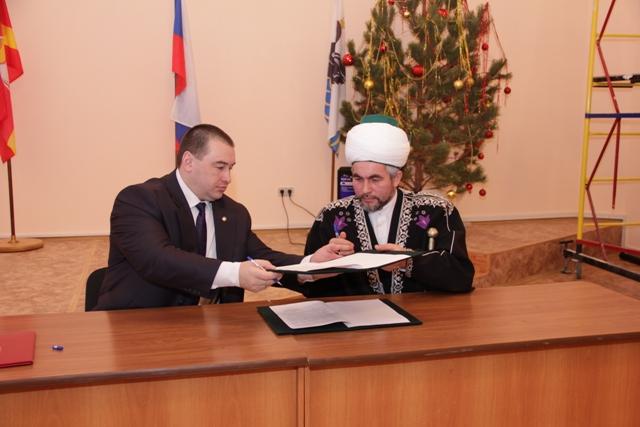 Фото Главой Еманжелинского района и муфтием подписано соглашение о социальном партнерстве