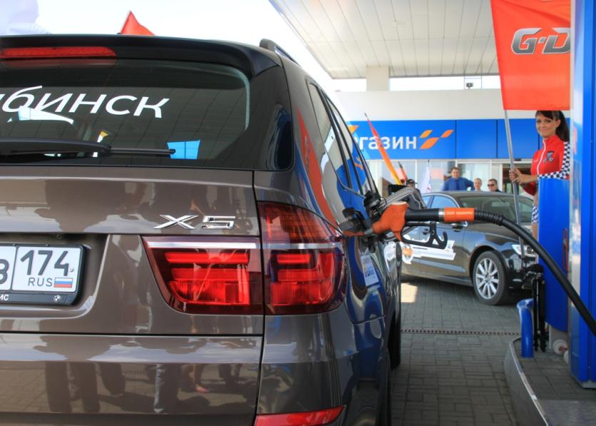 Фото Несмотря на падение мировых цен на нефть, бензин в Челябинске продолжает дорожать
