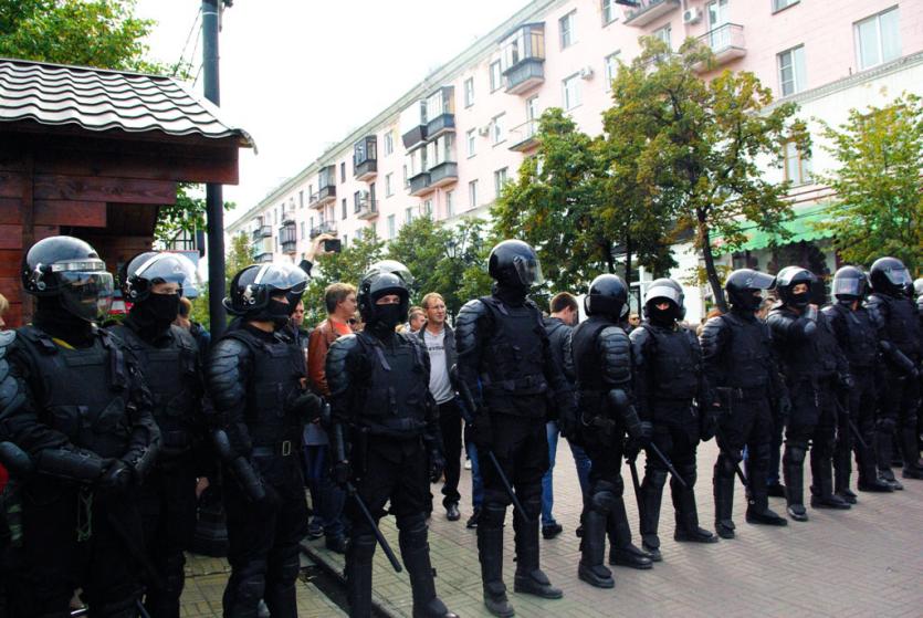 Фото На челябинку, оскорбившую полицейского на митинге против пенсионной реформы, завели уголовное дело