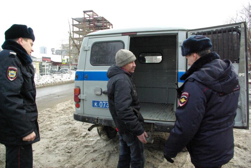 Фото Полицейские Челябинска спасли замерзающего мужчину