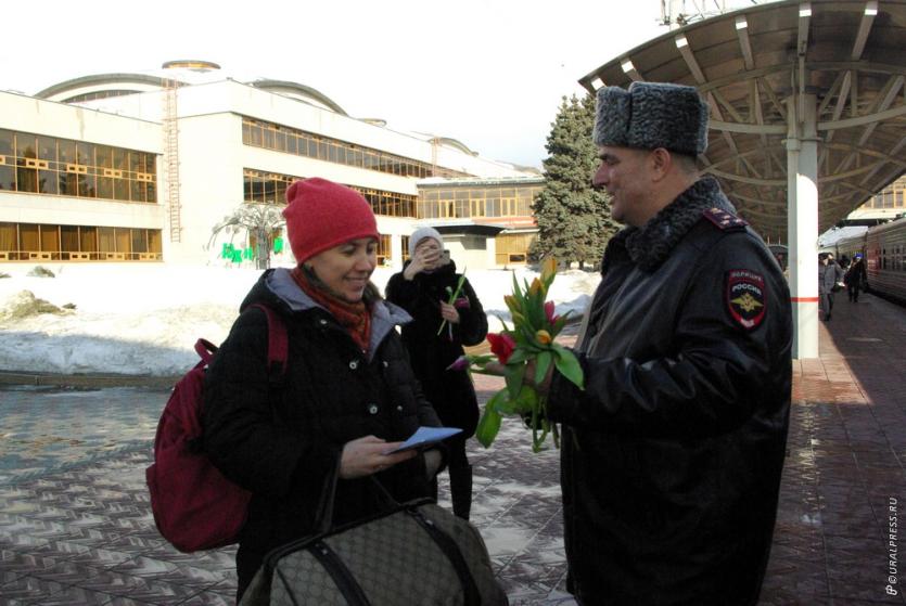 Фото Транспортные полицейские Челябинска поздравили женщин-пассажиров с 8 марта