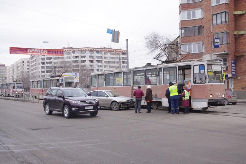 Фото В центре Челябинска трамвай протаранил &quot;фольксваген&quot; 