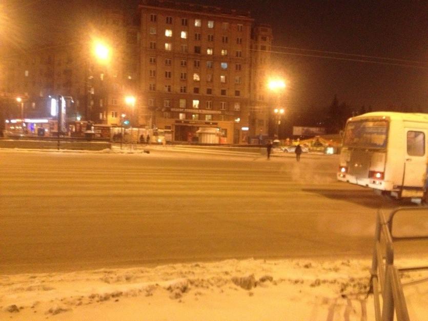 Фото В центре Челябинска из-за подозрительного пакета оцепили улицу Цвиллинга ФОТО