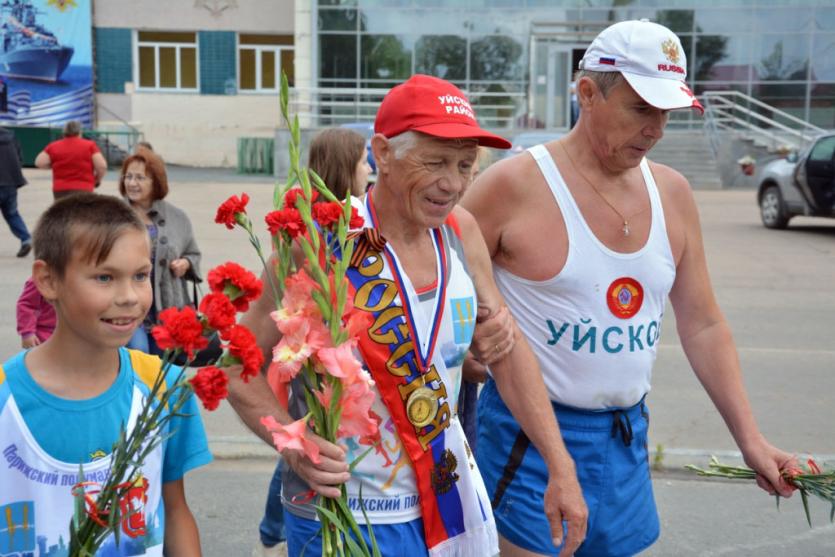 Фото 66-летний Герцог из Миасса пробежал 100 километров в память о битве на Курской дуге