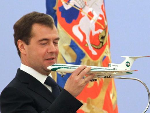 Фото Дмитрий Медведев считает высокой цену авиабилета из Москвы в Симферополь. А из Челябинска полет обойдется еще дороже
