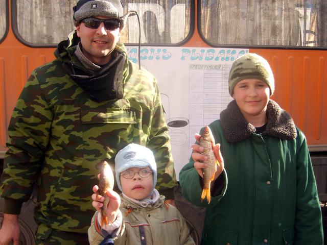 Фото АЗ «Урал» провел день рыбака и наудил в лунках 80 кг ерша и чебака