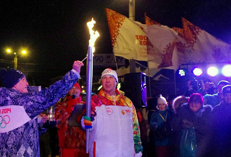 Фото В Челябинске Олимпийский огонь стал предметом беспредметной дискуссии политологов