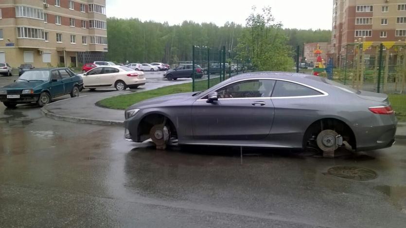 Фото В Челябинске неизвестные «разули» Mercedes хоккеиста Антона Глинкина 