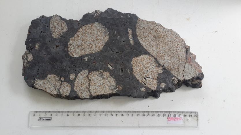 Фото Геолог похитил легендарный метеорит из челябинского музея