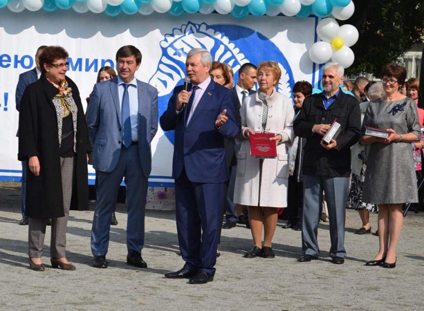 Фото Депутаты Заксобрания Челябинской области помогут школе отремонтировать спортплощадку