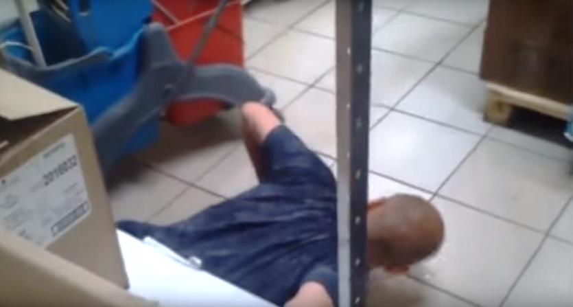 Фото В одном из супермаркетов охранники снимали пытки мужчины на видео