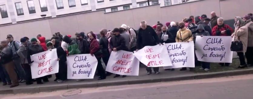 Фото Новый митинг протеста у посольства США в Киеве – киевляне благодарили американцев за нищету