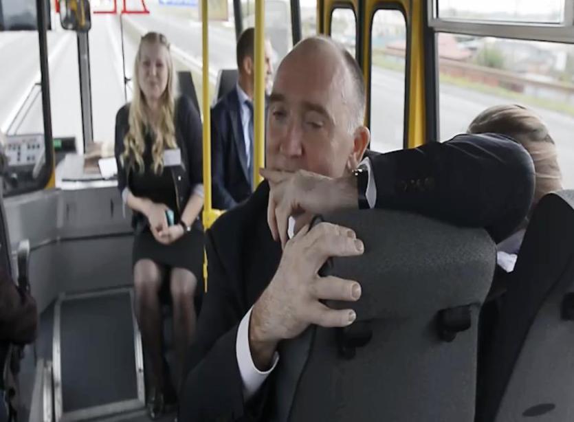 Фото Школьники из Кленовки прокатились с губернатором Дубровским на автобусе и сумели удивить его