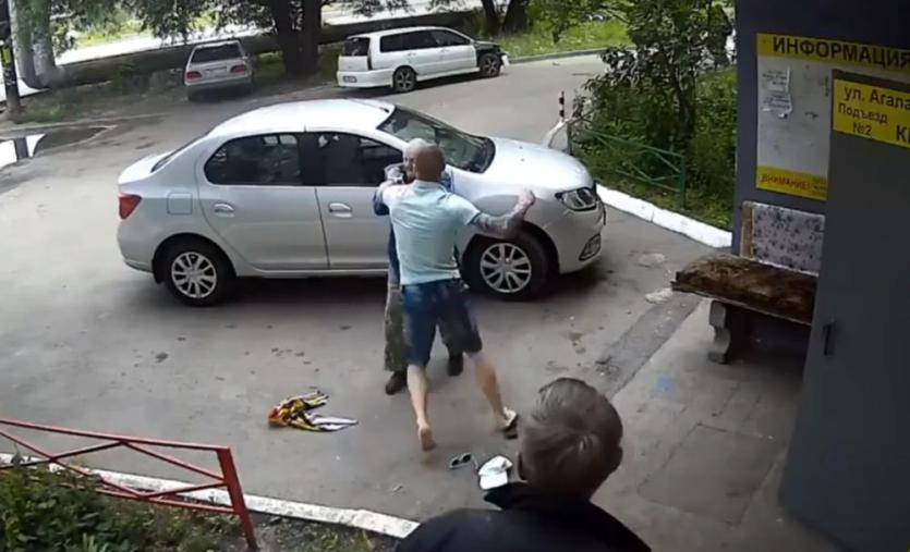 Фото В Челябинске парень жестоко избил двух пенсионеров