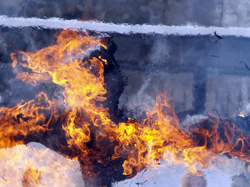 Фото В Магнитогорске из-за пожара в многоквартирном доме эвакуировали жильцов