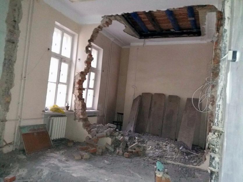 Фото Медсанчасть Озерска заявляет, что стену в детской поликлинике сломали строители