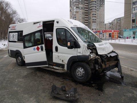 Фото В Челябинске столкнулись грузовик и маршрутка: пострадали трое ФОТО