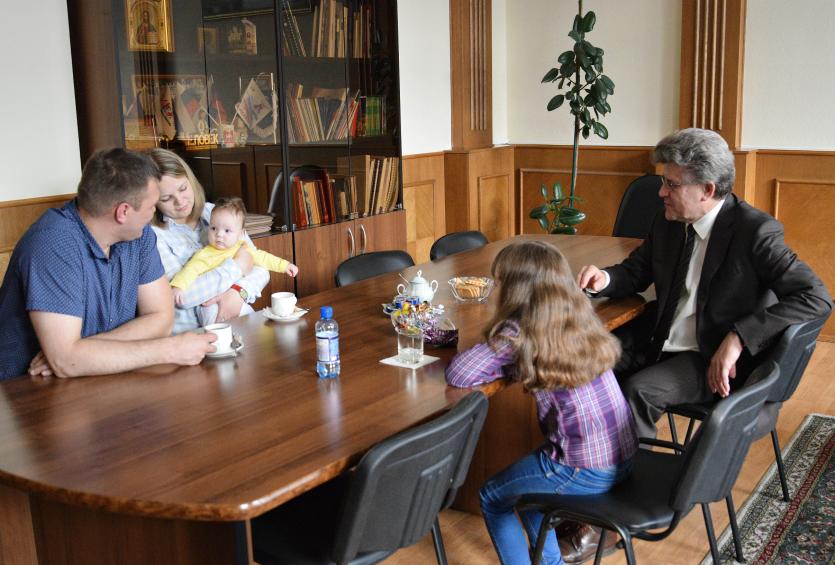 Фото Вице-спикер Челябинской области помог семье, где ребенок остался без необходимых медикаментов