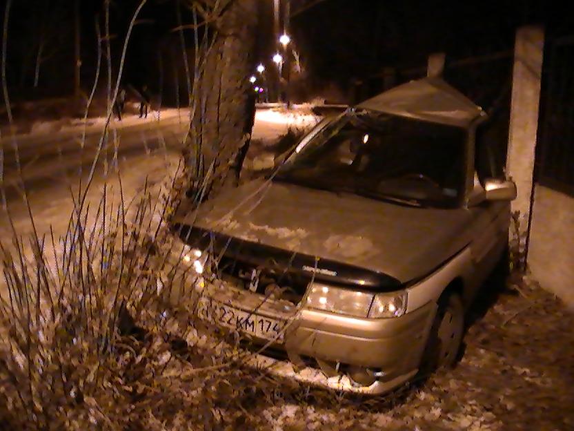 Фото В Троицке легковушка врезалась в дерево: пострадал водитель ФОТО