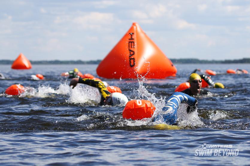 Фото Пловцы готовятся переплыть озеро Тургояк