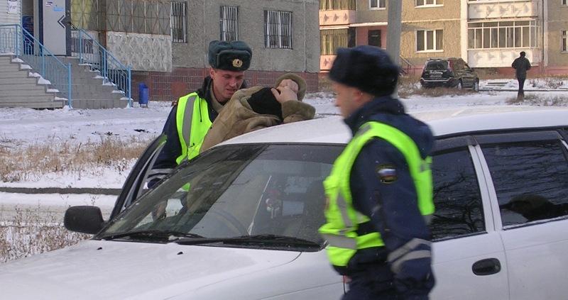 Фото Дпсники решили проверить у водителя документы, а он признался в хранении героина