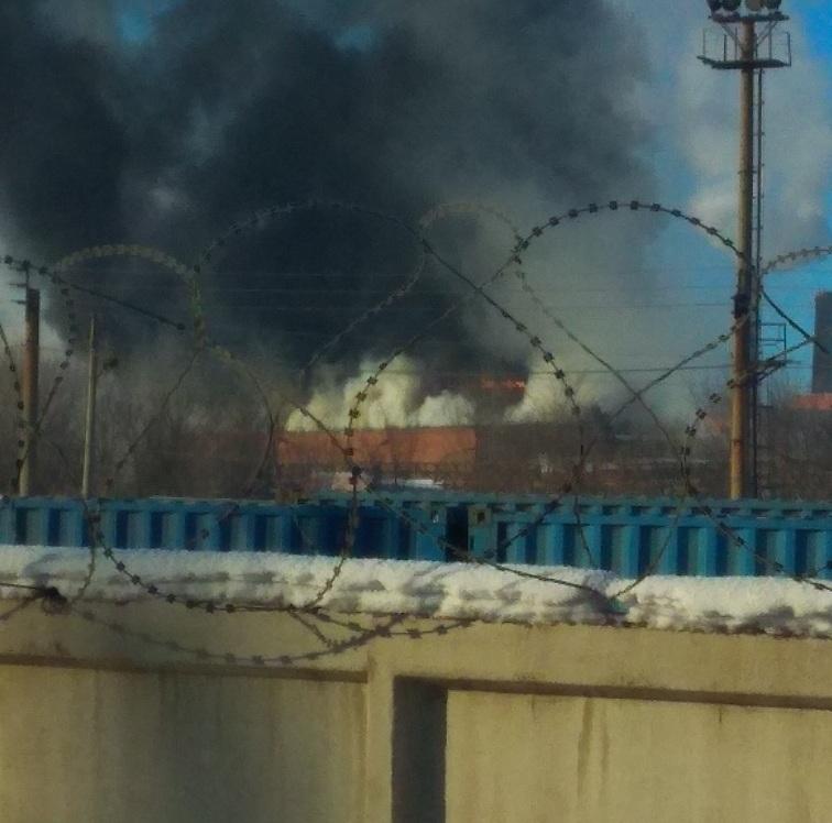 Фото Сотрудники МЧС ликвидируют крупный пожар в Магнитогорске