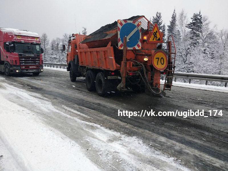 Фото Снегопады осложнили движение транспорта на перевале Уреньга в Челябинской области