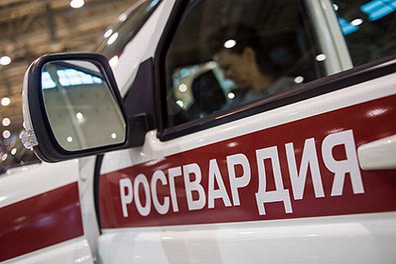 Фото В Челябинске пьяный клиент повредил таксисту машину