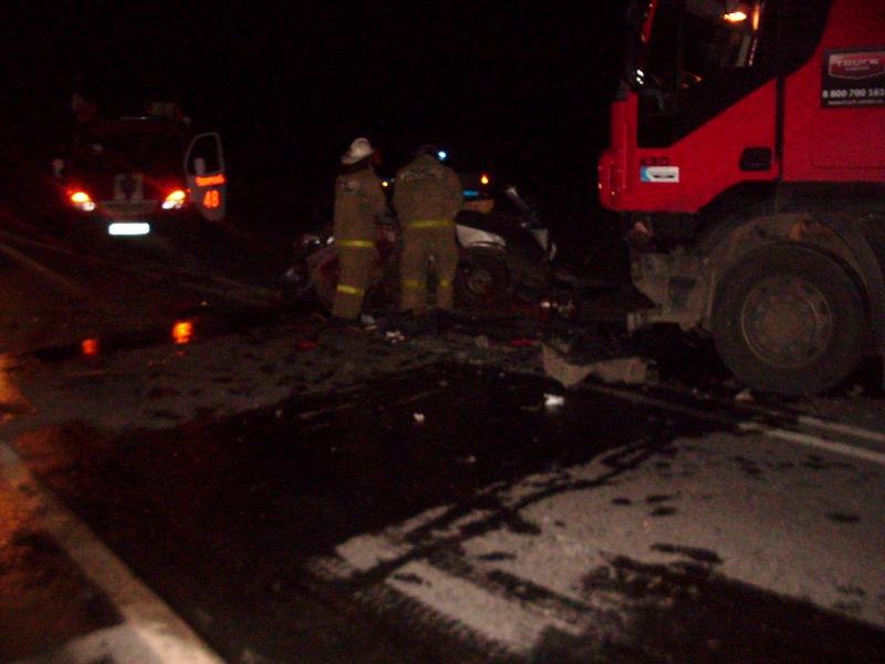 Фото В Челябинской области иномарка загорелась после столкновения с фурой: один человек сгорел, двое ранены